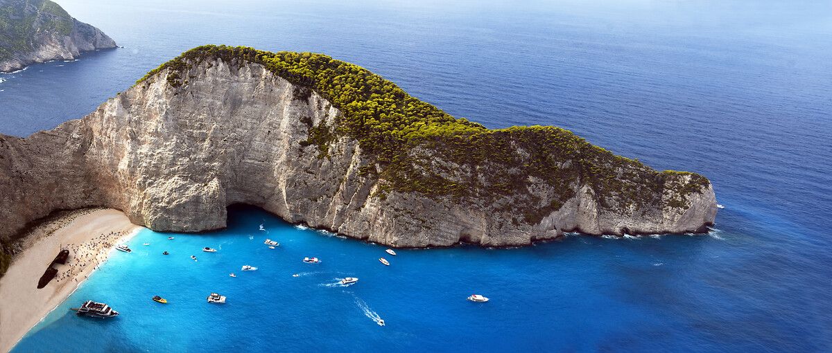 Plajdaki batık gemi meraklı turistleri adaya çekiyor 1