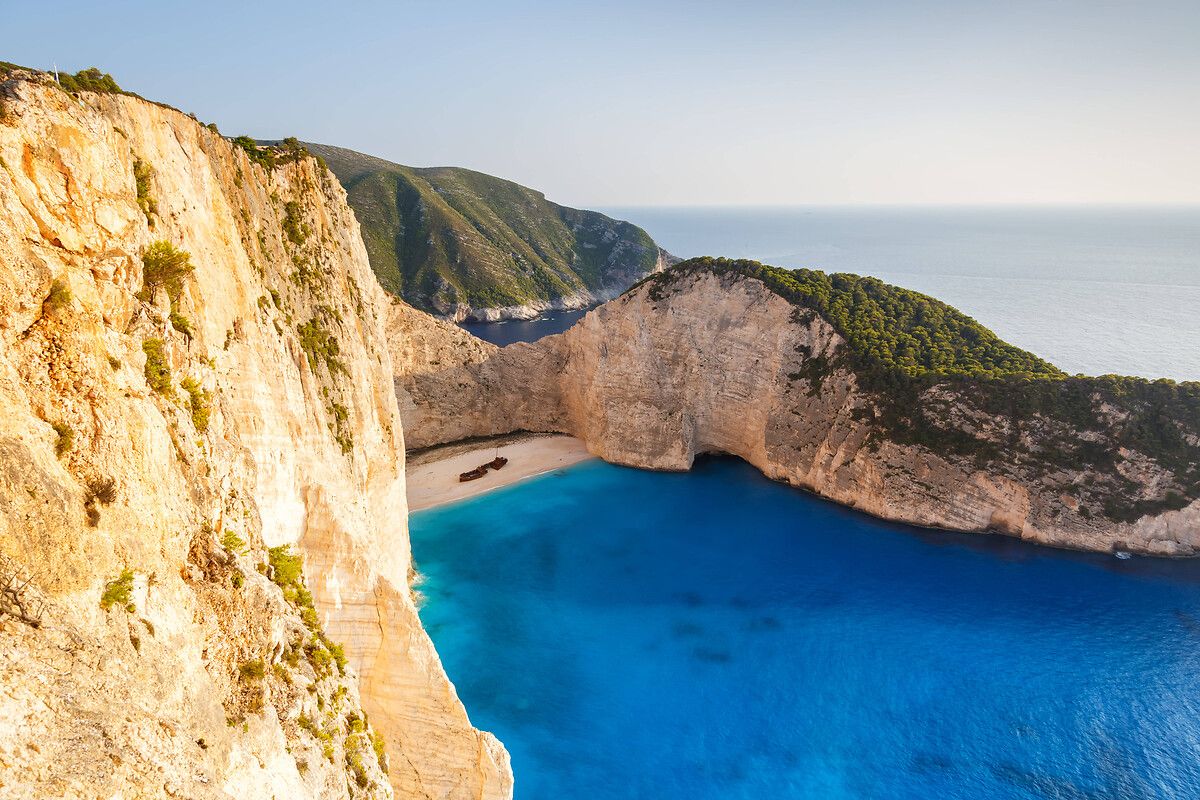 Plajdaki batık gemi meraklı turistleri adaya çekiyor 2