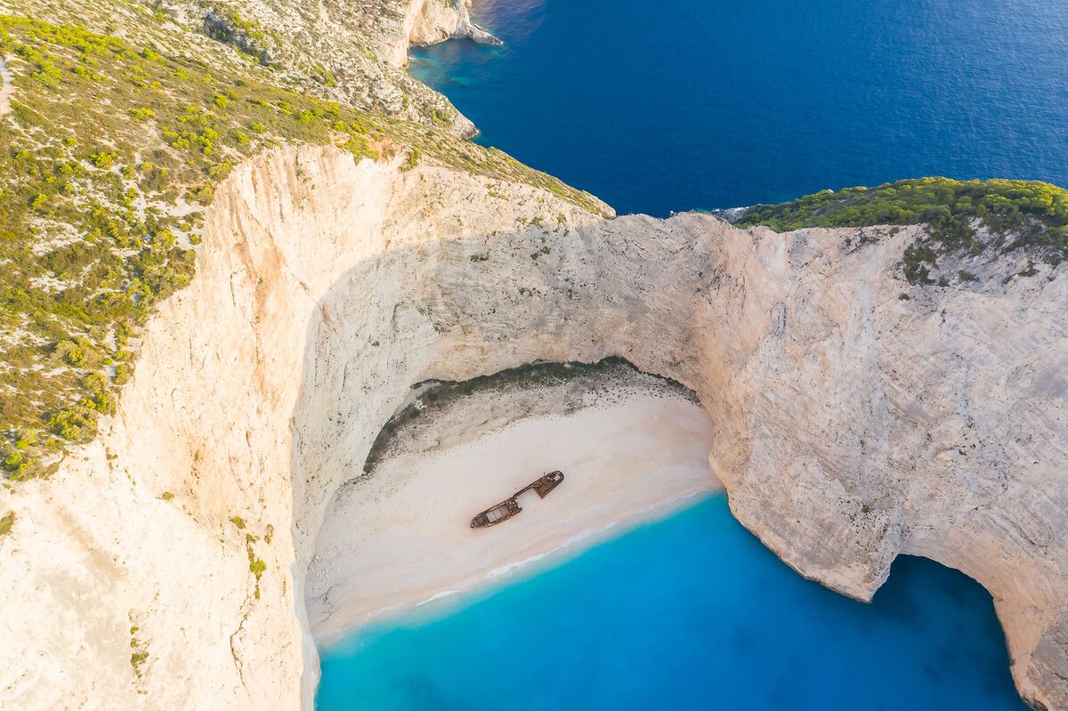 Plajdaki batık gemi meraklı turistleri adaya çekiyor 4