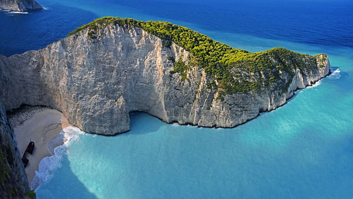 Plajdaki batık gemi meraklı turistleri adaya çekiyor 8