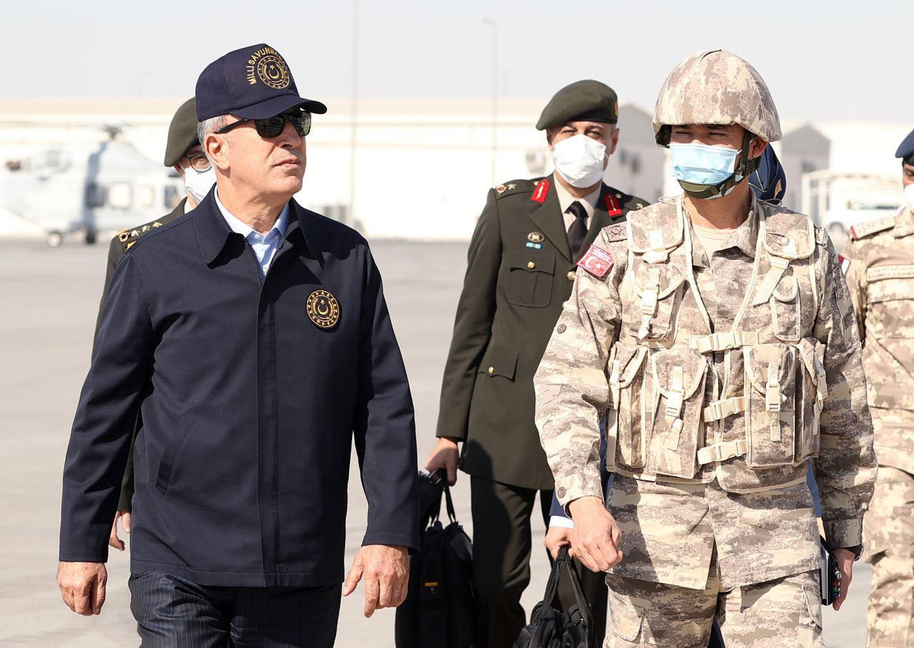 Bakan Akar Katar'da! Doha'da görevli Mehmetçik ile bir araya geldi: Katar'la dostluğumuzu geliştireceğiz 2