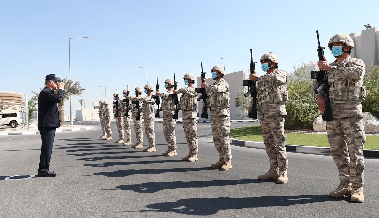 Bakan Akar Katar'da! Doha'da görevli Mehmetçik ile bir araya geldi: Katar'la dostluğumuzu geliştireceğiz 3