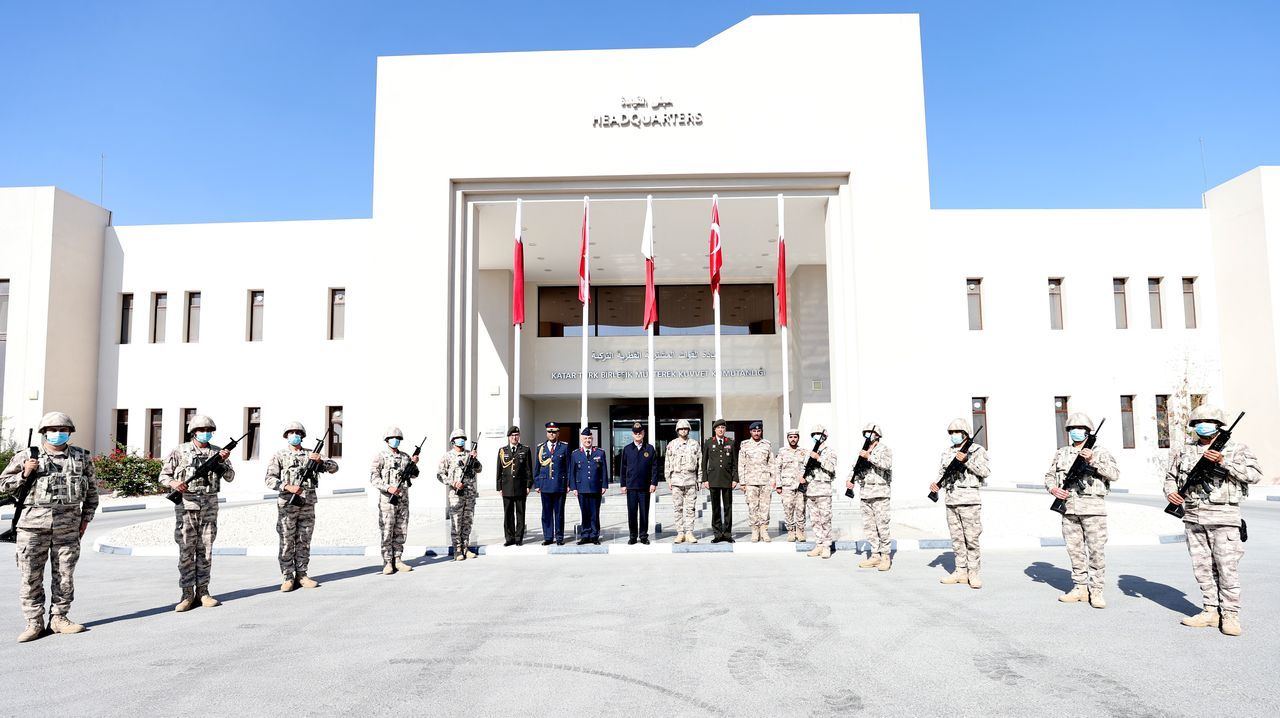Bakan Akar Katar'da! Doha'da görevli Mehmetçik ile bir araya geldi: Katar'la dostluğumuzu geliştireceğiz 4