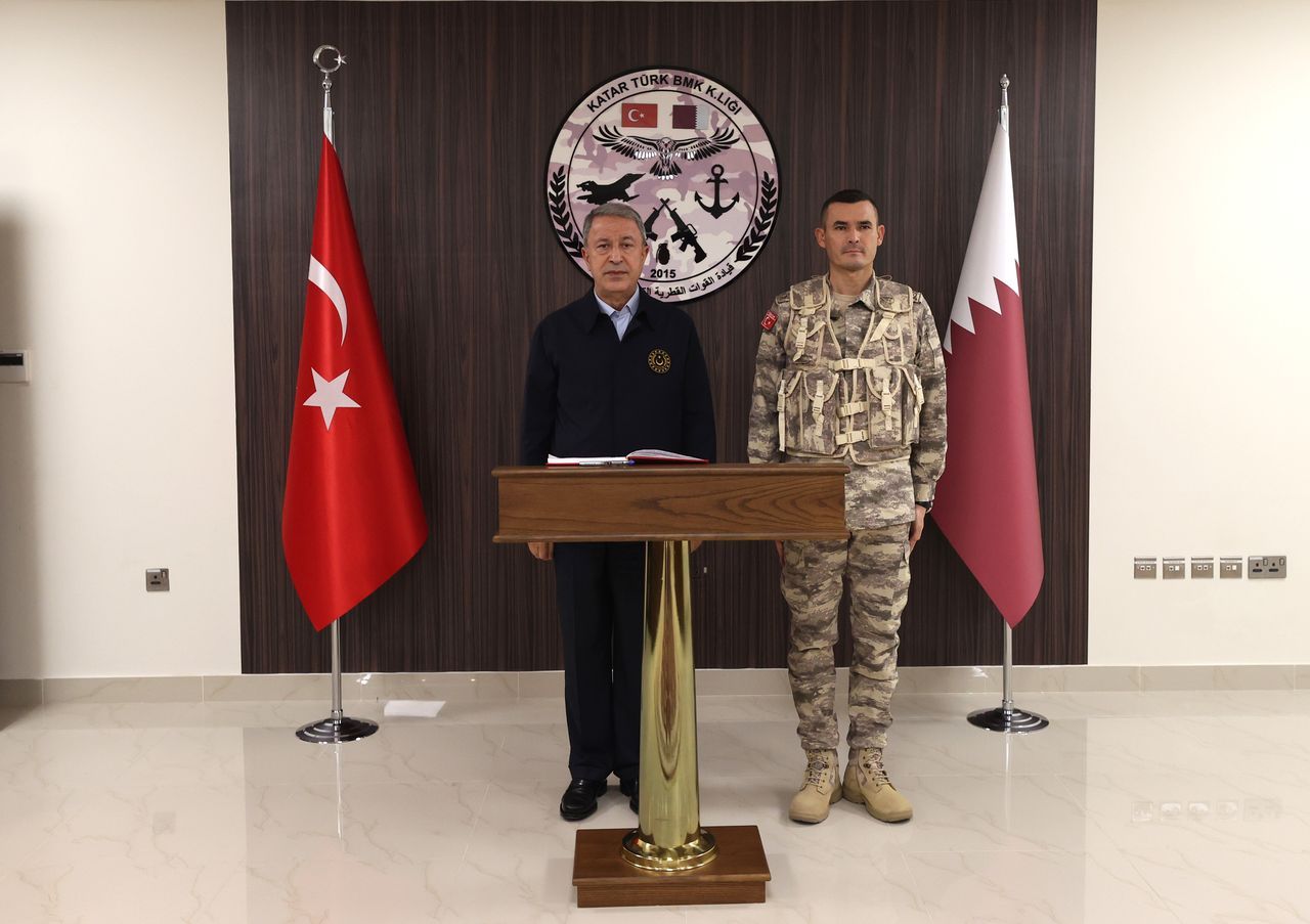 Bakan Akar Katar'da! Doha'da görevli Mehmetçik ile bir araya geldi: Katar'la dostluğumuzu geliştireceğiz 5