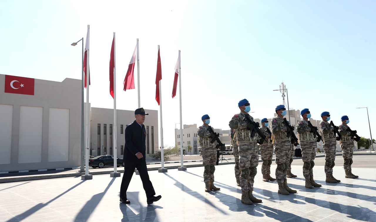 Bakan Akar Katar'da! Doha'da görevli Mehmetçik ile bir araya geldi: Katar'la dostluğumuzu geliştireceğiz 6