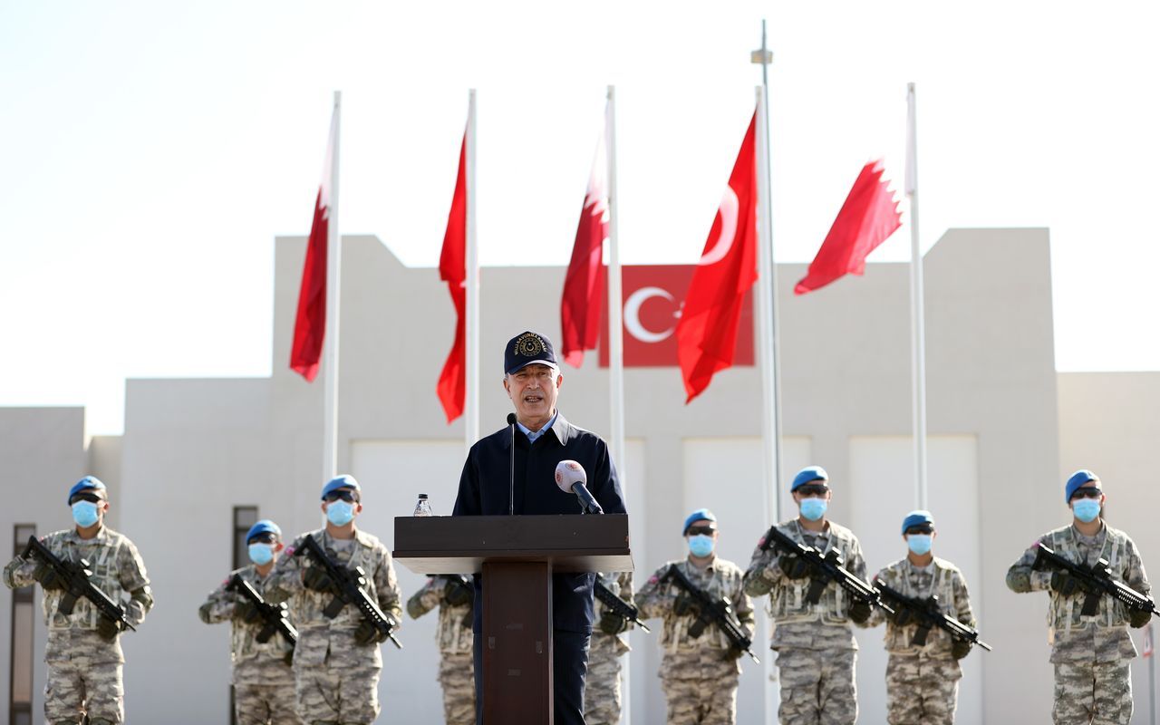 Bakan Akar Katar'da! Doha'da görevli Mehmetçik ile bir araya geldi: Katar'la dostluğumuzu geliştireceğiz 7