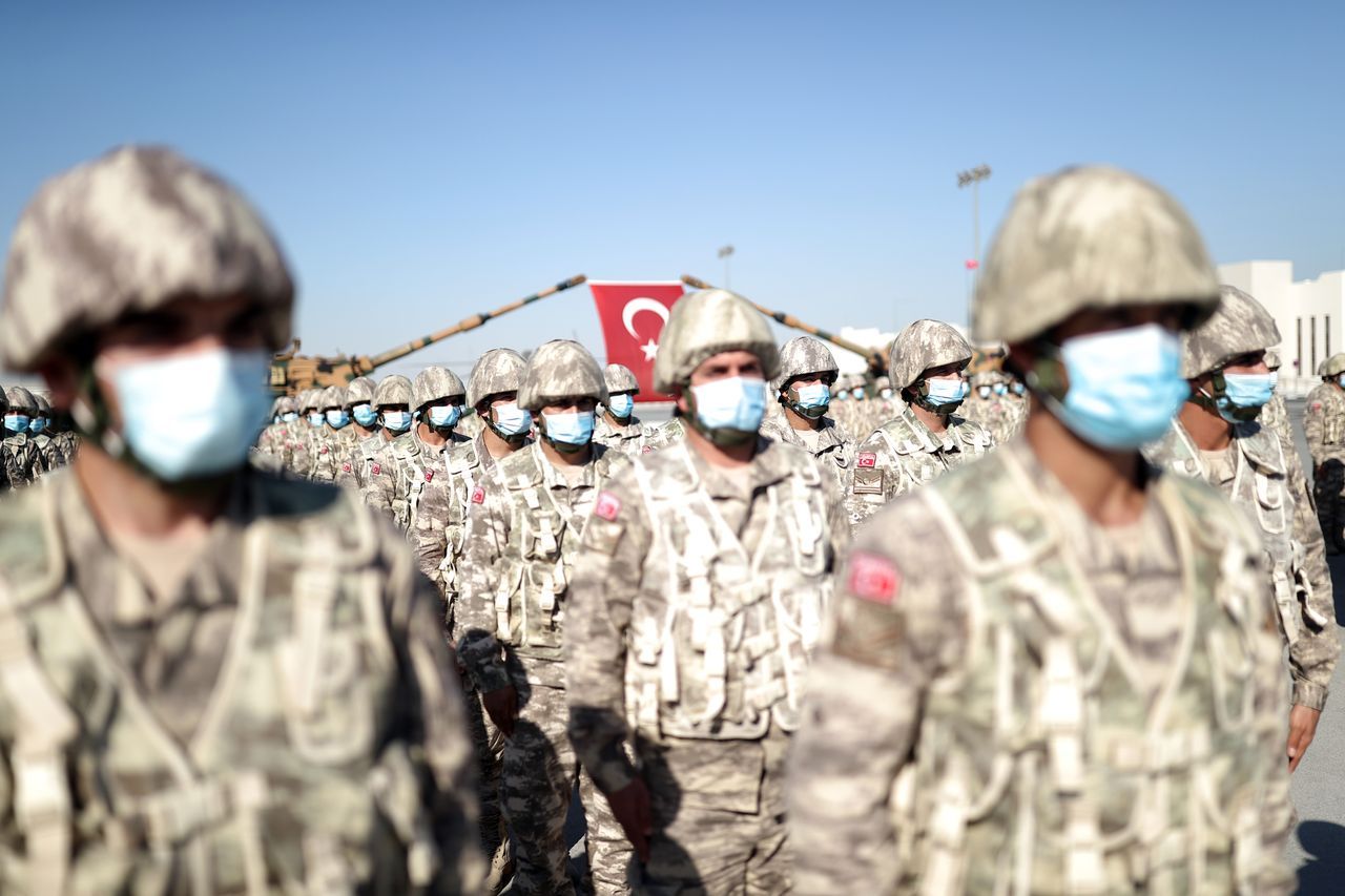 Bakan Akar Katar'da! Doha'da görevli Mehmetçik ile bir araya geldi: Katar'la dostluğumuzu geliştireceğiz 10