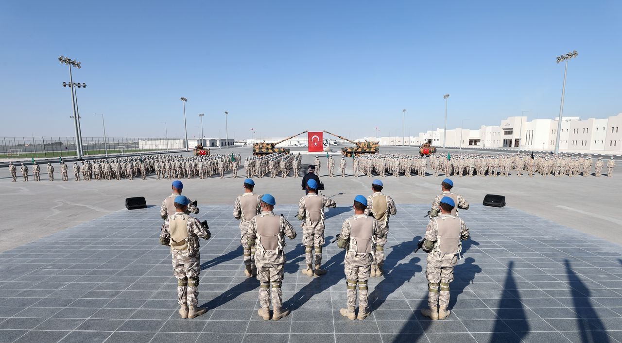 Bakan Akar Katar'da! Doha'da görevli Mehmetçik ile bir araya geldi: Katar'la dostluğumuzu geliştireceğiz 12