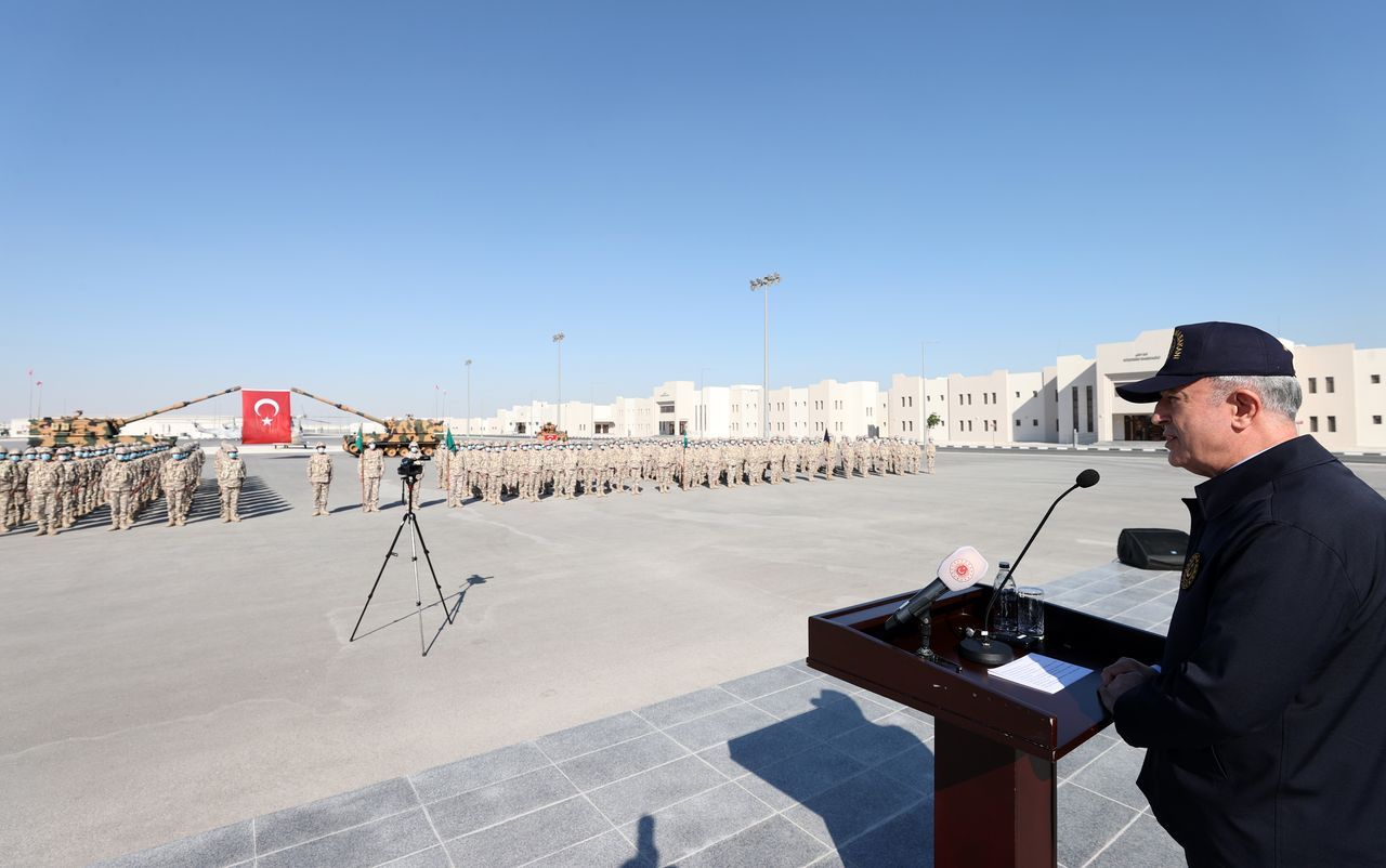 Bakan Akar Katar'da! Doha'da görevli Mehmetçik ile bir araya geldi: Katar'la dostluğumuzu geliştireceğiz 13