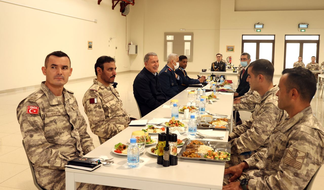 Bakan Akar Katar'da! Doha'da görevli Mehmetçik ile bir araya geldi: Katar'la dostluğumuzu geliştireceğiz 15