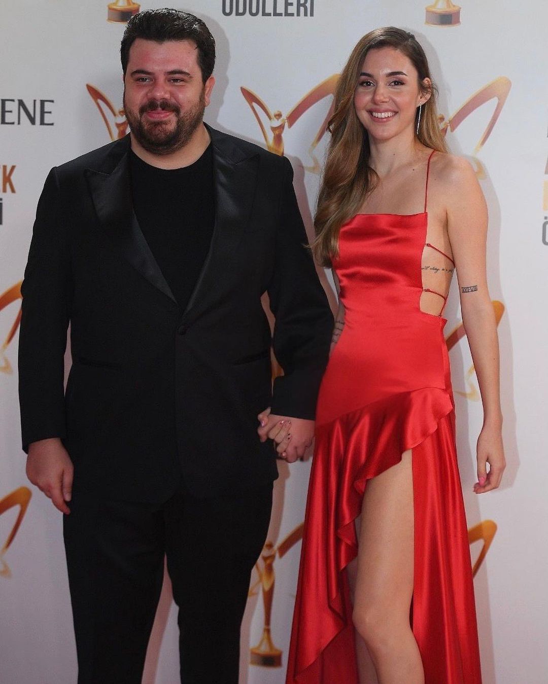 Berfu Yenenler ile Pelin Kaya birbirine girdi! Replika ayakkabıları gündem oldu 13