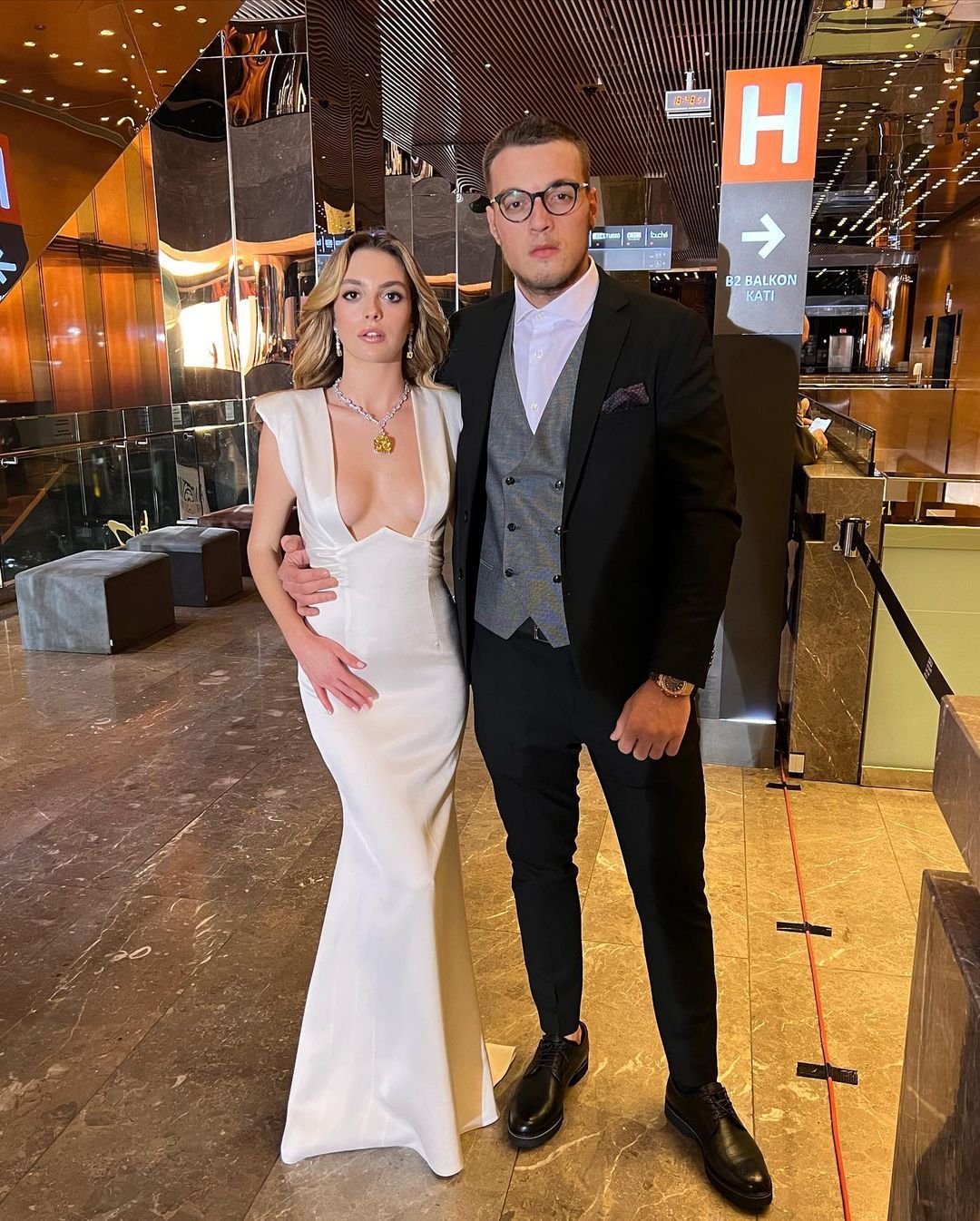 Tiffany replikası gerdanlık takan Melis Sezen'in şimdi de kıyafeti gündemde 10