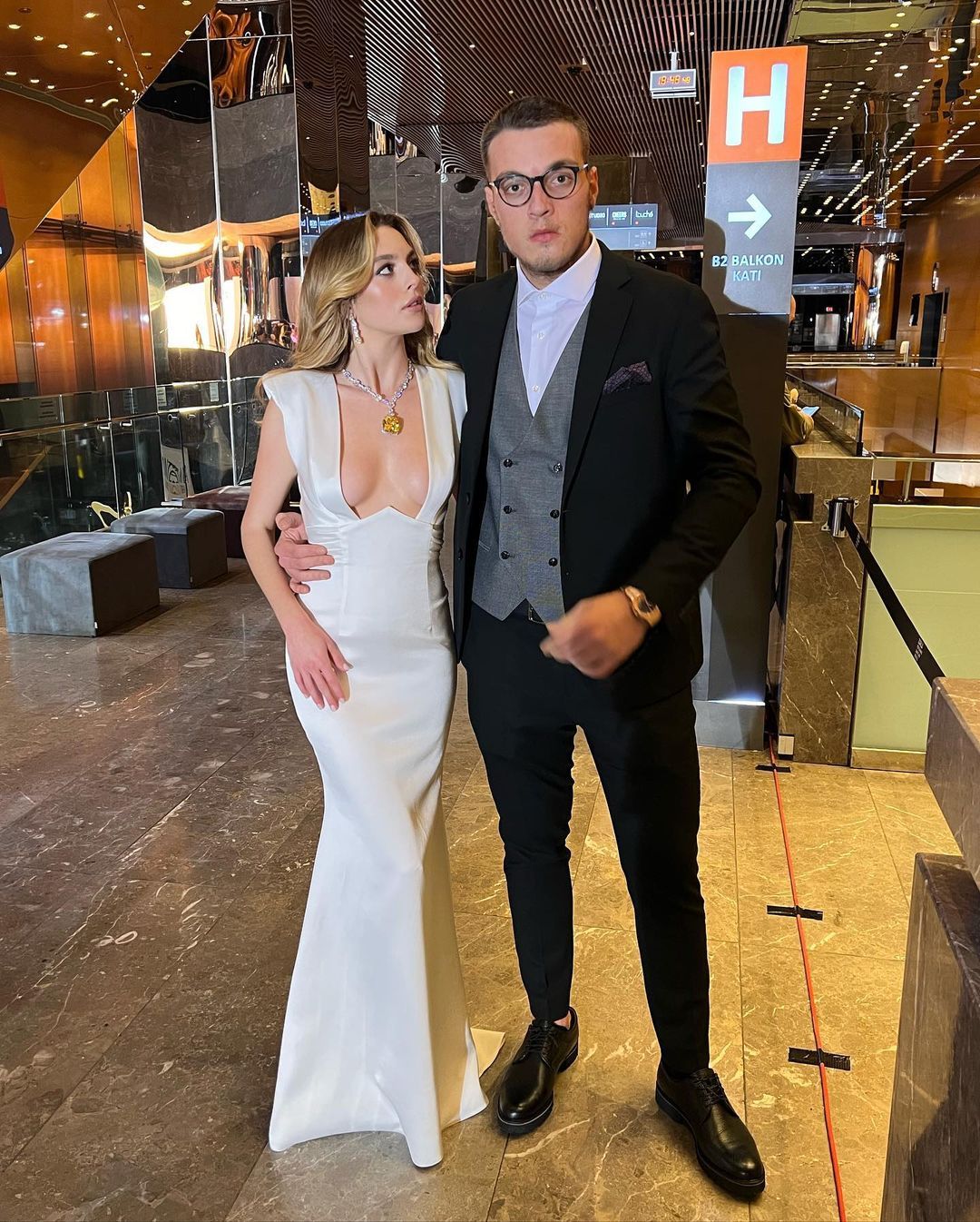 Tiffany replikası gerdanlık takan Melis Sezen'in şimdi de kıyafeti gündemde 18