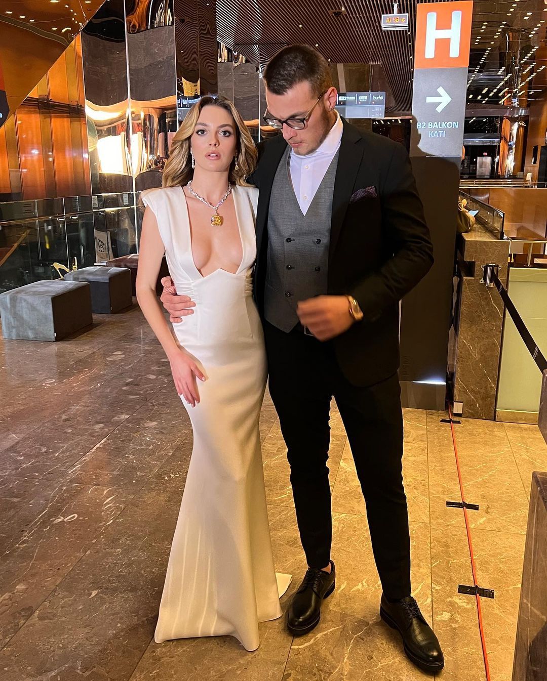 Tiffany replikası gerdanlık takan Melis Sezen'in şimdi de kıyafeti gündemde 19