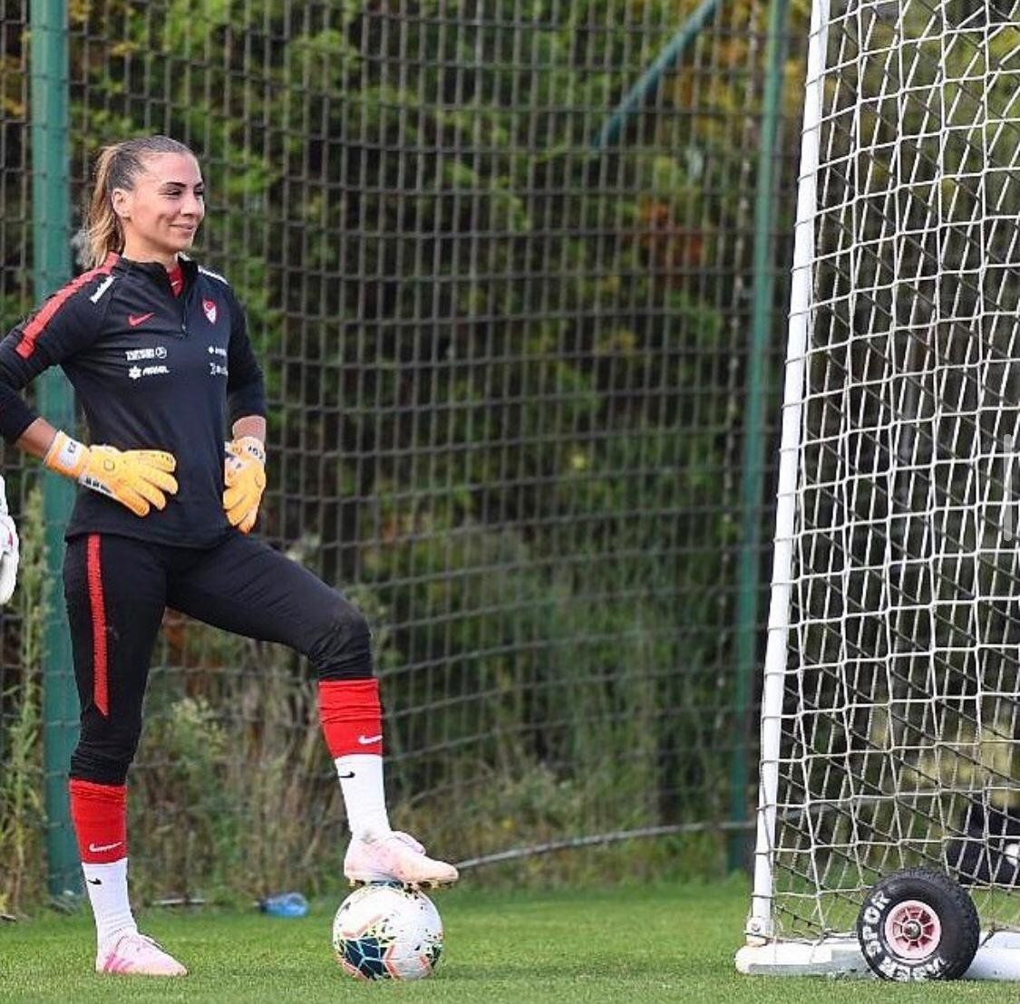 Fenerbahçe'nin kalecisi Ezgi Çağlar'dan dudak ısırtan paylaşım! Gömleğini açtıkça açtı! 1