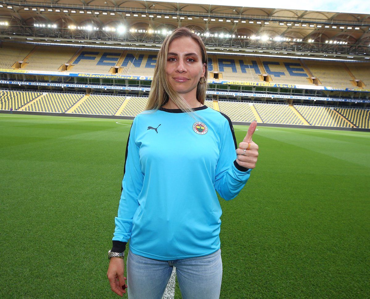 Fenerbahçe'nin kalecisi Ezgi Çağlar'dan dudak ısırtan paylaşım! Gömleğini açtıkça açtı! 2