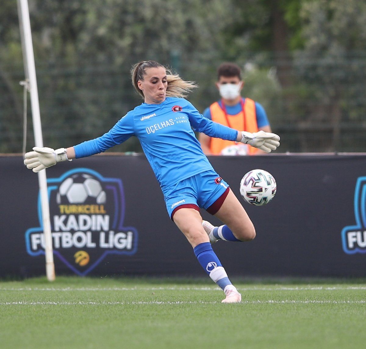 Fenerbahçe'nin kalecisi Ezgi Çağlar'dan dudak ısırtan paylaşım! Gömleğini açtıkça açtı! 5