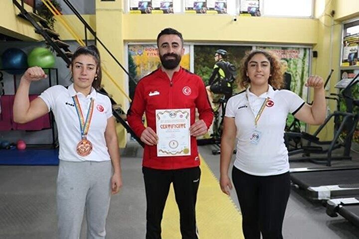 Sağdığı inekler Gülçin'i dünya üçüncüsü yaptı! 14