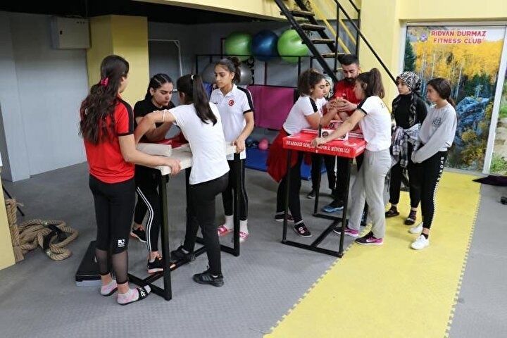 Sağdığı inekler Gülçin'i dünya üçüncüsü yaptı! 9