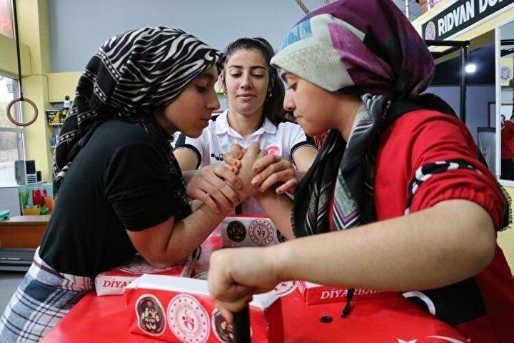 Sağdığı inekler Gülçin'i dünya üçüncüsü yaptı! 10