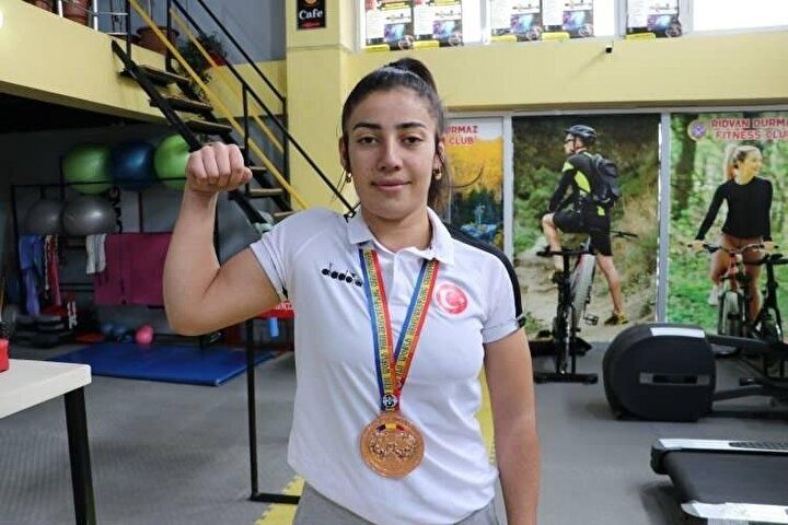 Sağdığı inekler Gülçin'i dünya üçüncüsü yaptı! 11