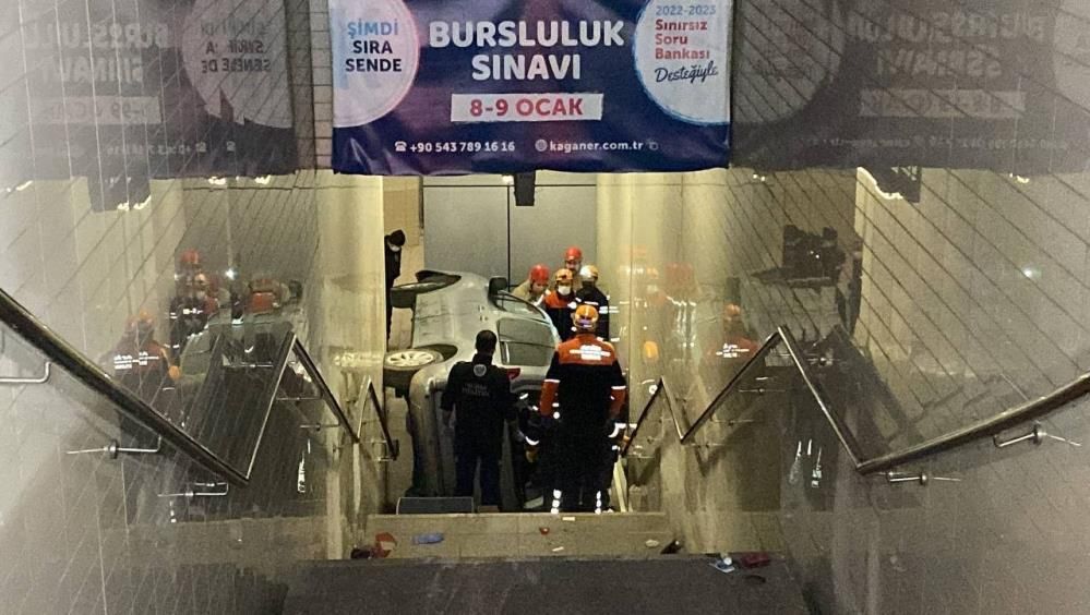 Doğum gününde feci son! Kaldırımdaki ağaca çarpıp alt geçide uçtu... 5