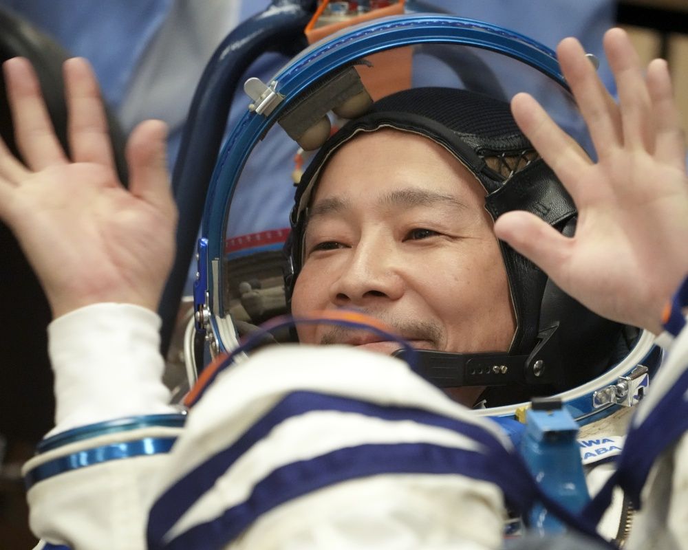 Japon milyarder Maezawa ile asistanı uzaya gönderildi 11