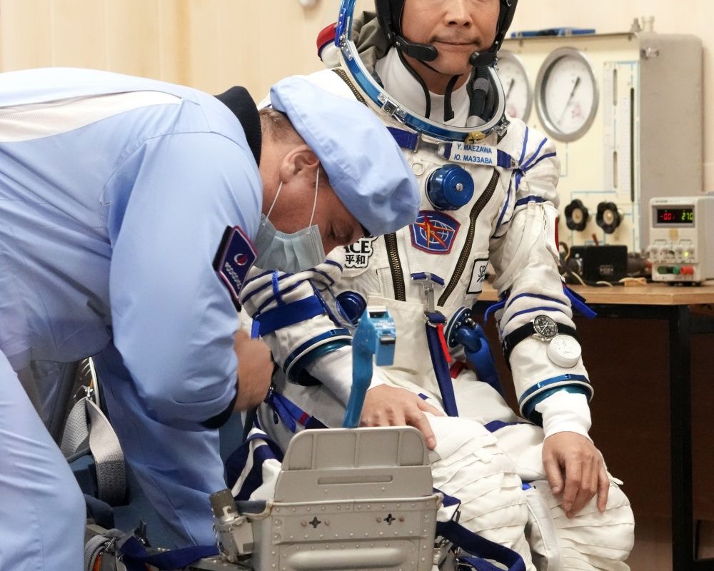 Japon milyarder Maezawa ile asistanı uzaya gönderildi 14