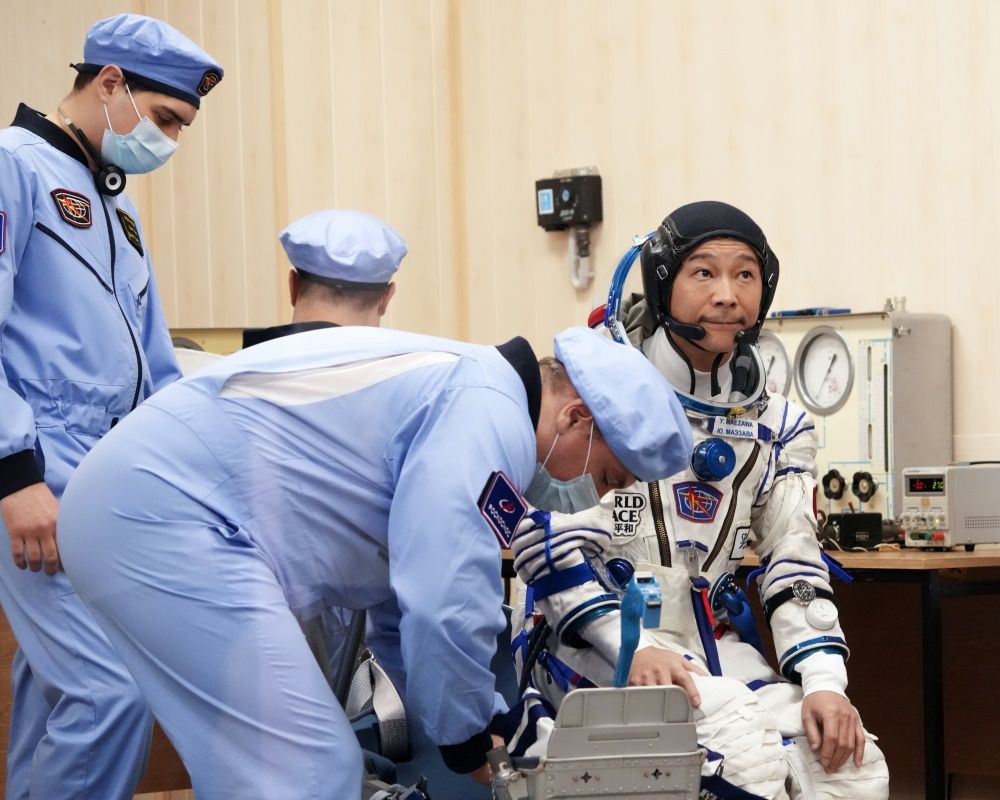 Japon milyarder Maezawa ile asistanı uzaya gönderildi 15