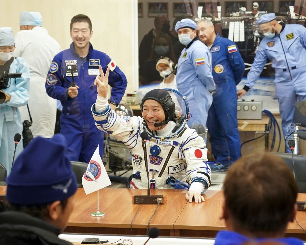 Japon milyarder Maezawa ile asistanı uzaya gönderildi 19