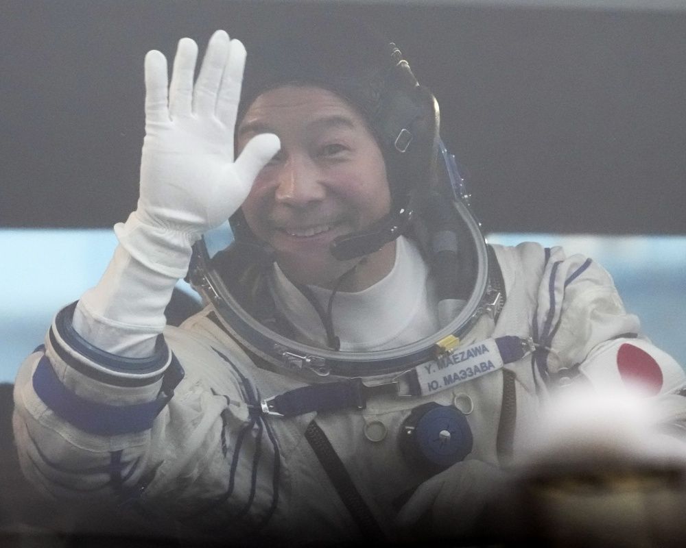 Japon milyarder Maezawa ile asistanı uzaya gönderildi 25
