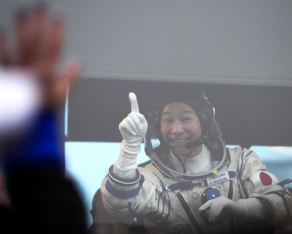 Japon milyarder Maezawa ile asistanı uzaya gönderildi 27