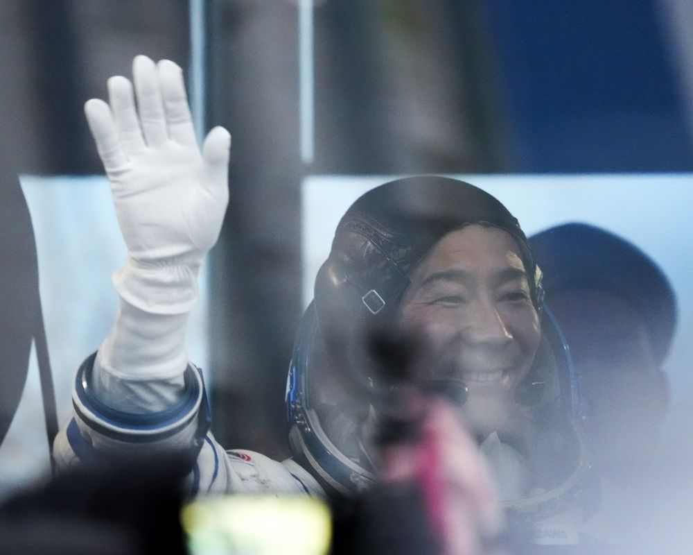 Japon milyarder Maezawa ile asistanı uzaya gönderildi 28