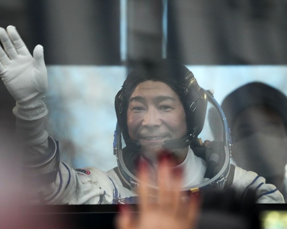 Japon milyarder Maezawa ile asistanı uzaya gönderildi 30