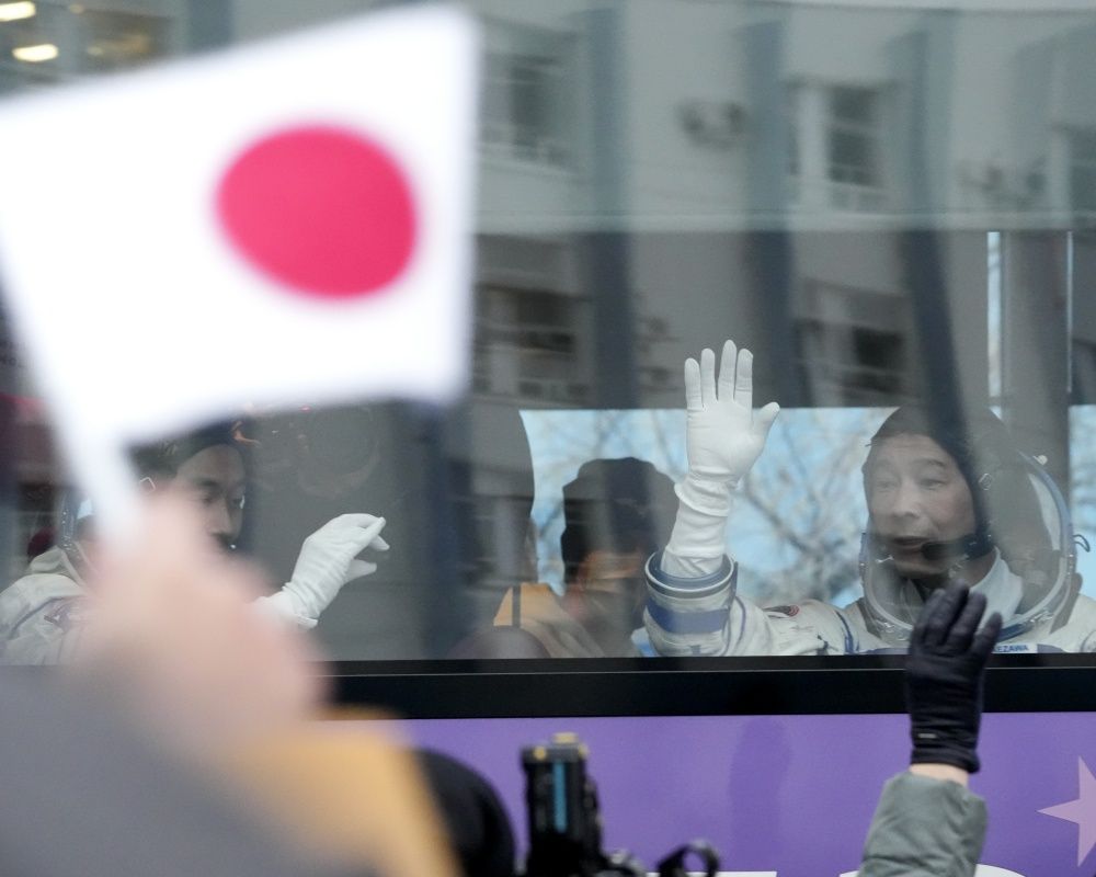 Japon milyarder Maezawa ile asistanı uzaya gönderildi 32