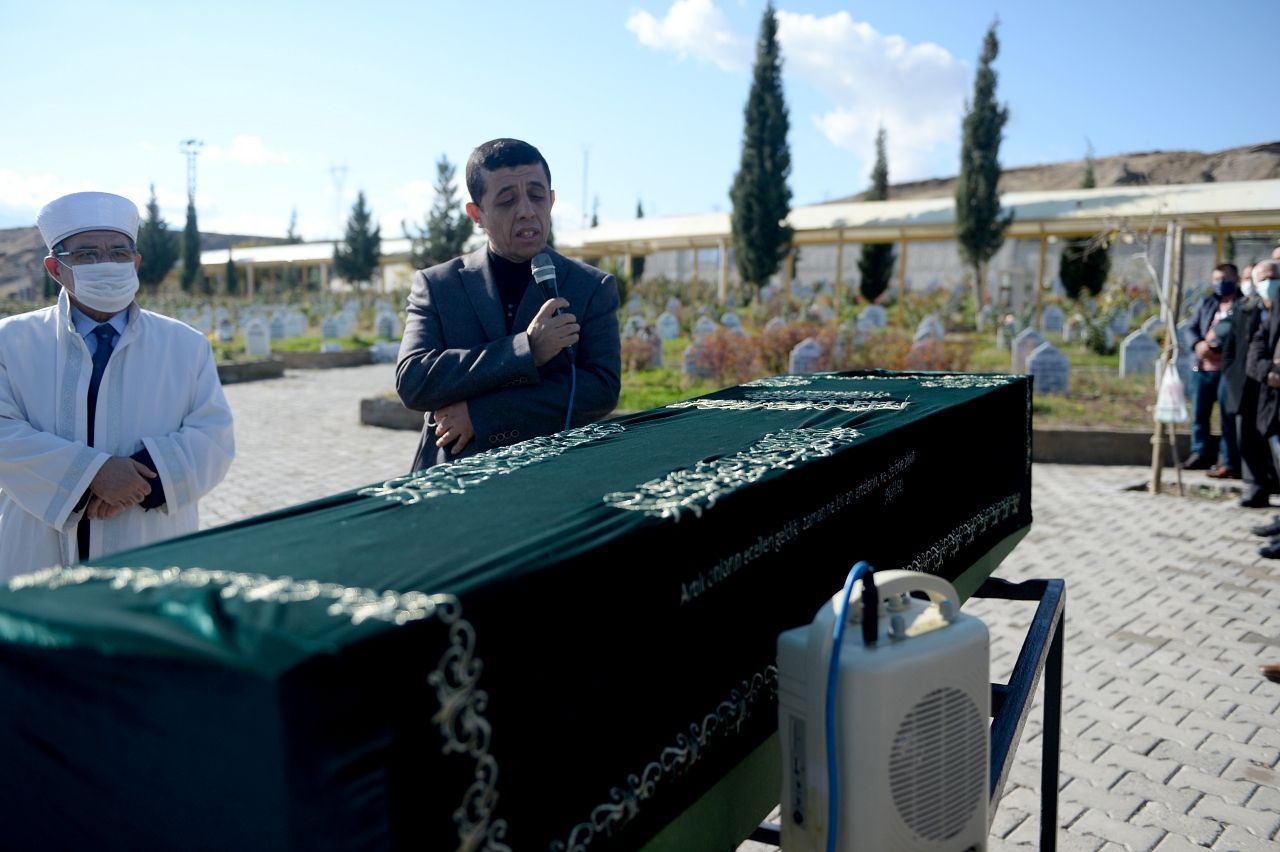 Başı satırla kesilen gencin babasından ilginç sözler: Konakladığı yurt emin ellerdi! 8
