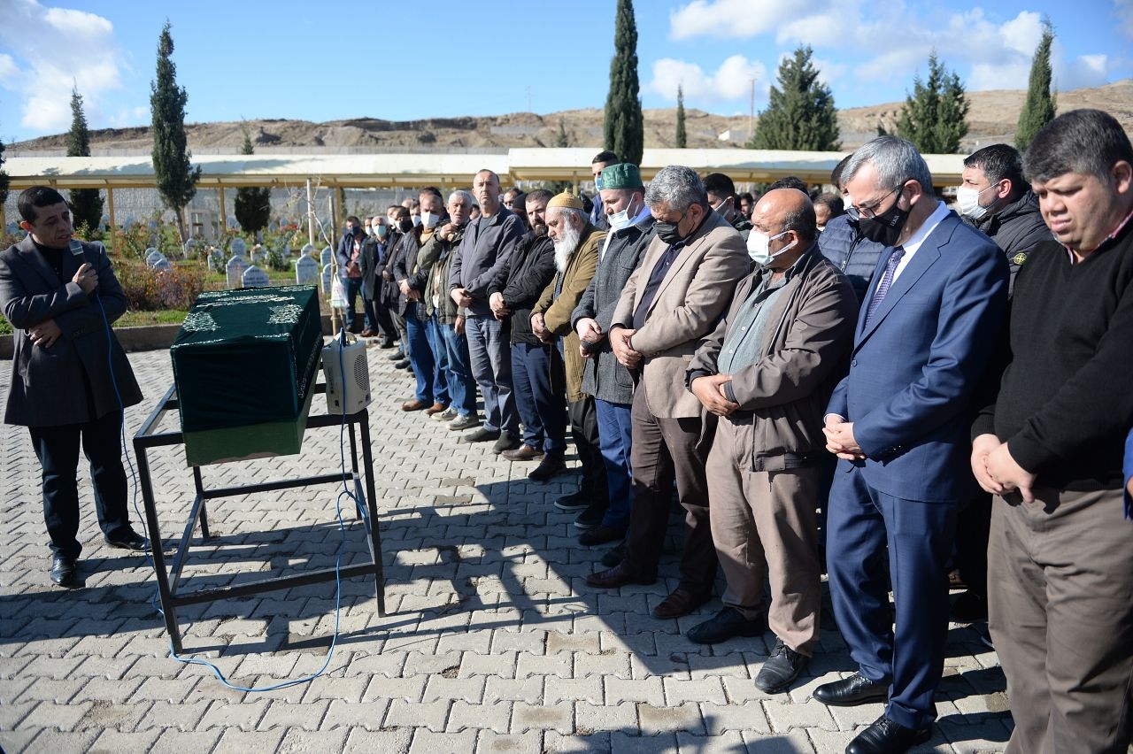 Başı satırla kesilen gencin babasından ilginç sözler: Konakladığı yurt emin ellerdi! 3