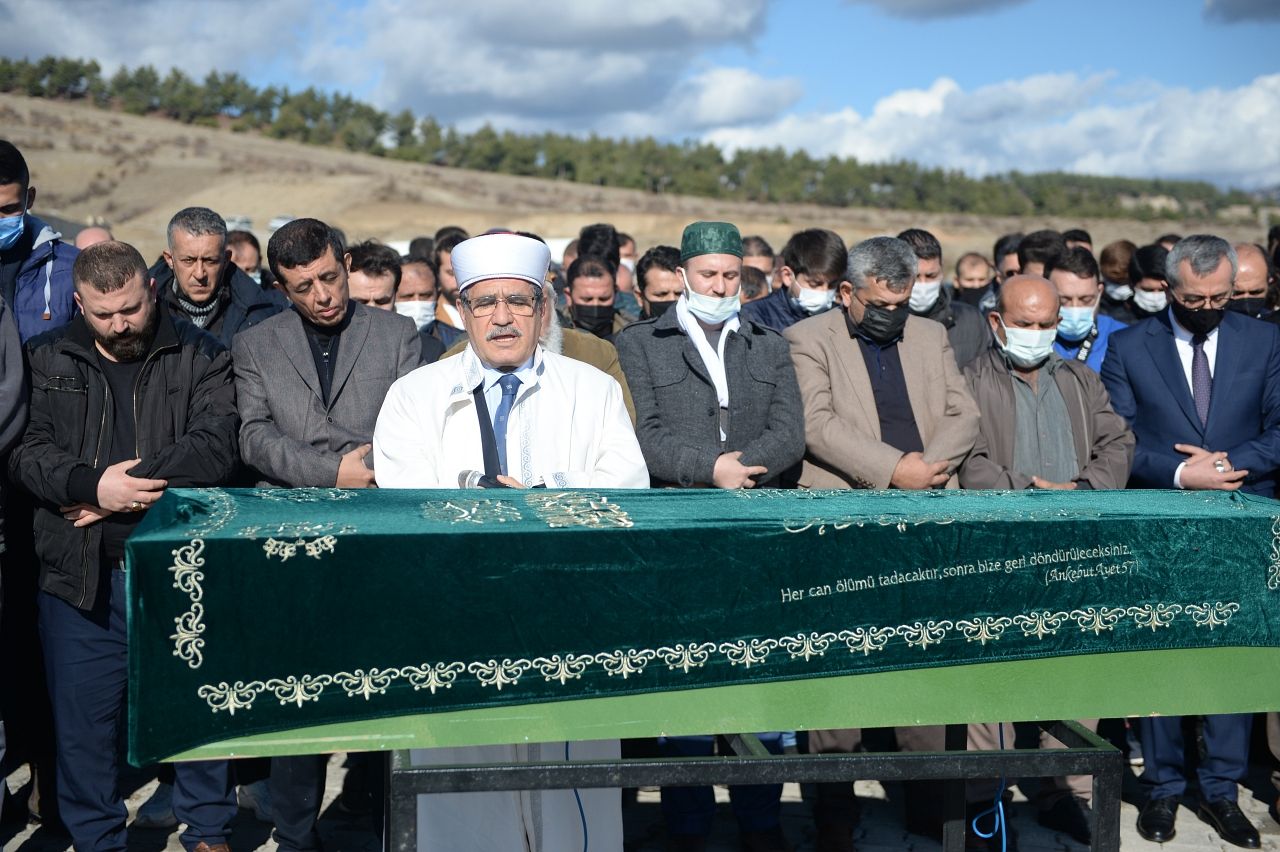 Başı satırla kesilen gencin babasından ilginç sözler: Konakladığı yurt emin ellerdi! 6