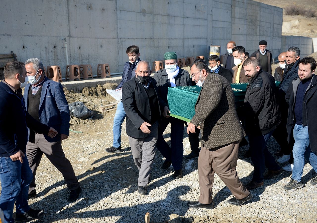 Başı satırla kesilen gencin babasından ilginç sözler: Konakladığı yurt emin ellerdi! 4