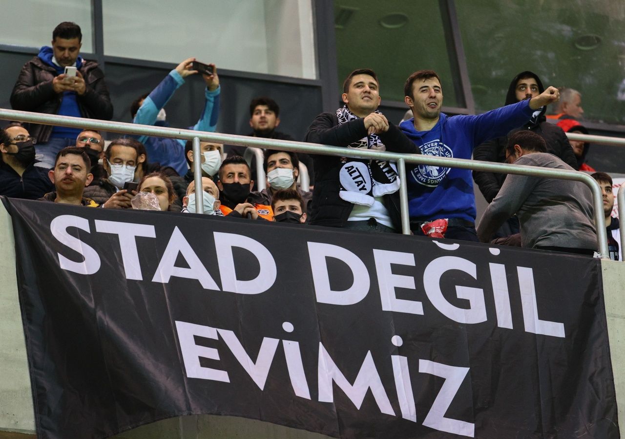 Alsancak Mustafa Denizli Stadı açılış maçından kareler... İzmir bugün Siyah-Beyaz 10