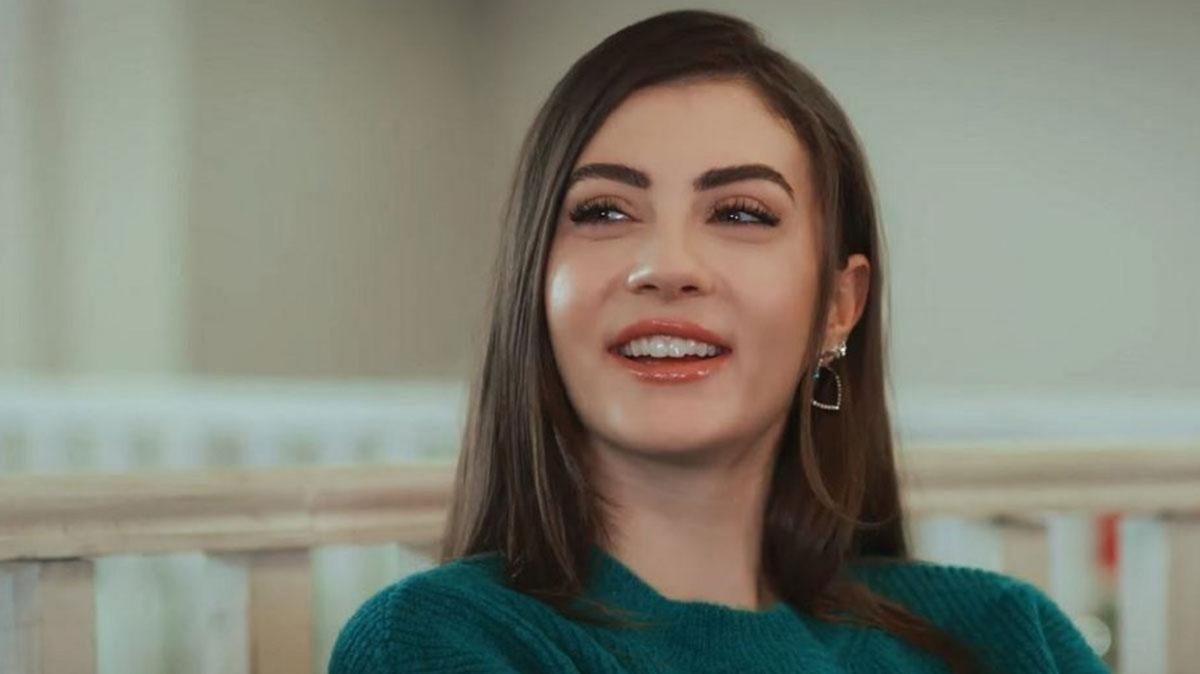 Burcu Özberk sere serpe uzandı! Nefes kesen göğüs dekoltesini silip silip yükledi! 3