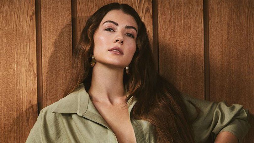 Burcu Özberk sere serpe uzandı! Nefes kesen göğüs dekoltesini silip silip yükledi! 6