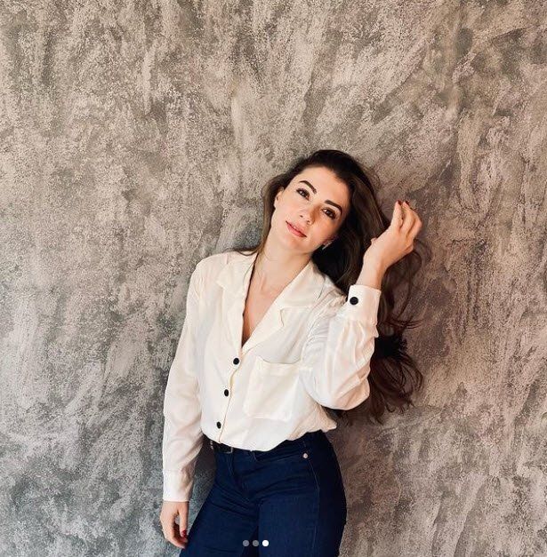 Burcu Özberk sere serpe uzandı! Nefes kesen göğüs dekoltesini silip silip yükledi! 8