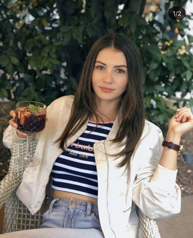 Burcu Özberk sere serpe uzandı! Nefes kesen göğüs dekoltesini silip silip yükledi! 9