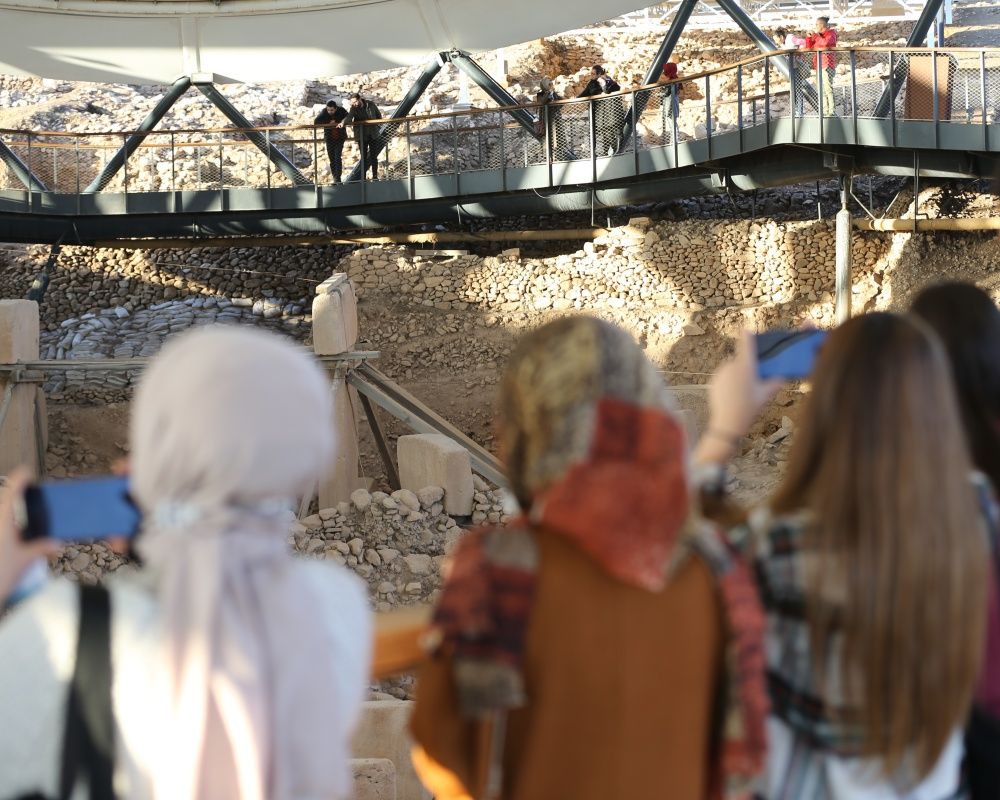 Sıcak havayı fırsat bilenler akın etti! Göbeklitepe'de hafta sonu yoğunluğu 3