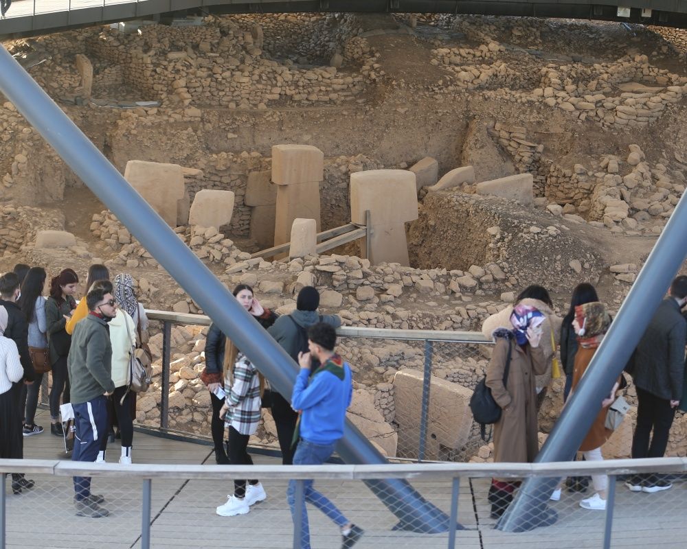 Sıcak havayı fırsat bilenler akın etti! Göbeklitepe'de hafta sonu yoğunluğu 11