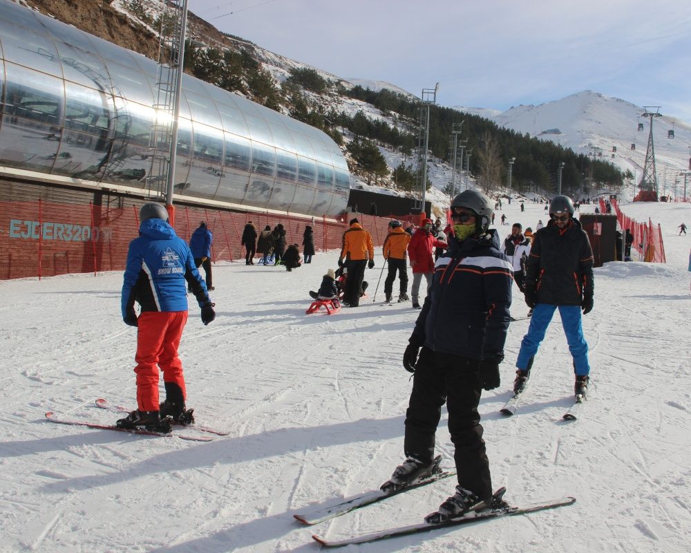 Palandöken hafta sonu kayakseverlerle doldu taştı 18