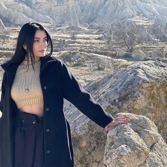 Aleyna Tilki'nin annesi Havva Öztel imaj değiştirdi! Dekoltesi karın kaslarını ortaya çıkardı! 3