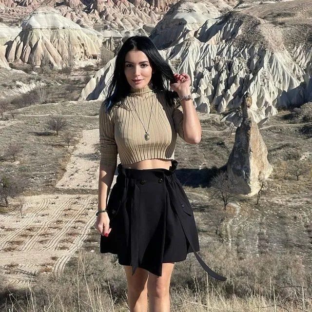 Aleyna Tilki'nin annesi Havva Öztel imaj değiştirdi! Dekoltesi karın kaslarını ortaya çıkardı! 4