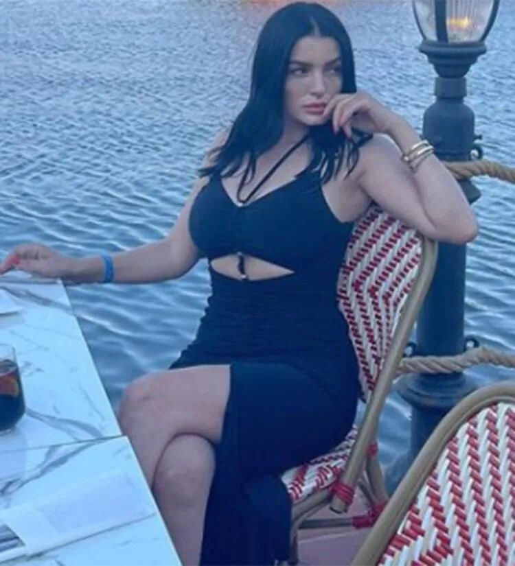 Aleyna Tilki'nin annesi Havva Öztel imaj değiştirdi! Dekoltesi karın kaslarını ortaya çıkardı! 14